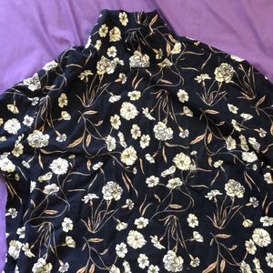 Long sleeve floral turtleneck!! Size: M